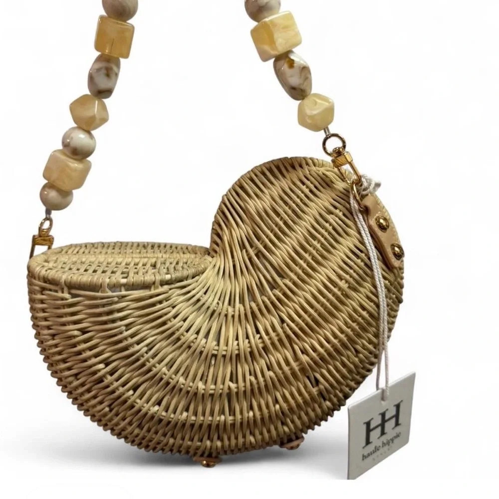 Elegant Natural Woven Shell Shaped Handbag with Shell Handle - Picture 4 of 9